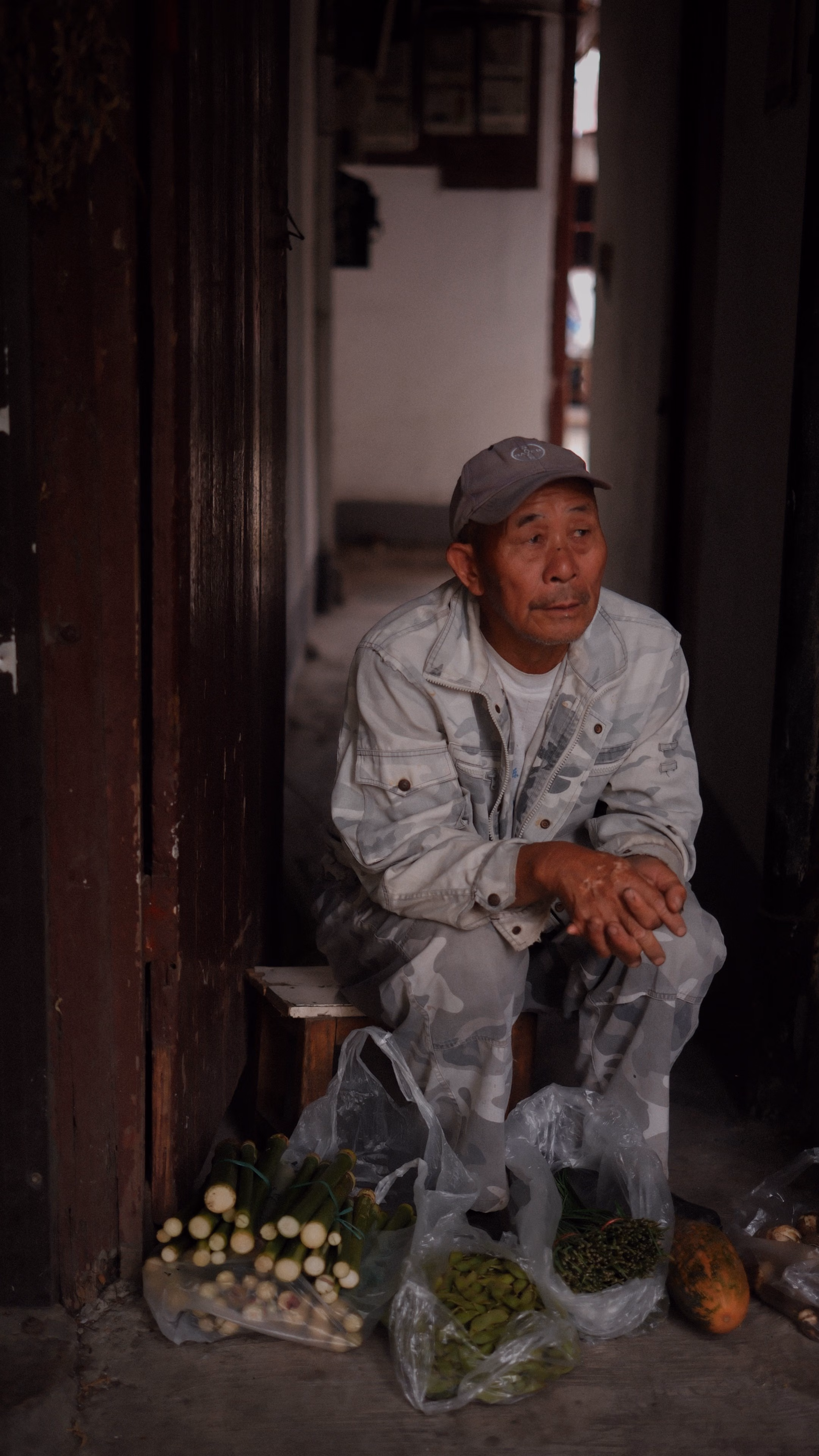 揭秘长寿男性的7个床上好习惯：从放下手机到睡前泡脚